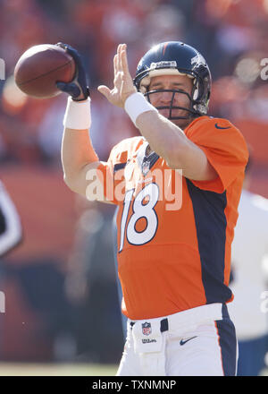 Denver Broncos quarterback Payton Manning vers le haut dans l'AFC Championnat match à Sports Authority Field at Mile High à Denver le 19 janvier 2014. Le nouveau England-Denver gagnant va jouer au Super Bowl XLVIII à MetLife Stadium à East Rutherford, New Jersey 2 février. UPI/Gary C. Caskey Banque D'Images