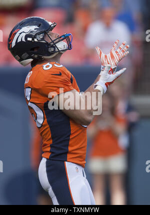 Denver Broncos le receveur Wes Welker a quitté le terrain avant la mi-temps après un autre coup à la tête pendant le jeu contre le Houston Texans à Sports Authority Field at Mile High le 23 août 2014 à Denver. Les hôtes Denver Houston dans le troisième match pré-saison de la saison. UPI/Gary C. Caskey. Banque D'Images