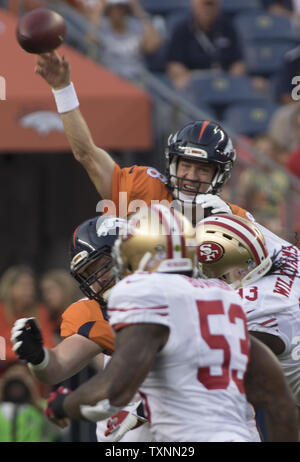 Denver Broncos quarterback Peyton Manning lance contre les San Francisco 49ers au cours du premier trimestre de match pré-saison à trois sports Authority Field at Mile High à Denver le 29 août 2015. Photo par Gary C. Caskey/UPI Banque D'Images