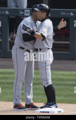 Miami Marlins, entraîneur de troisième Lenny Harris félicite Ichiro Suzuki sur son 3000ème succès au Coors Field de Denver le 7 août 2016. Ichiro devient le 30e joueur dans l'histoire de la ligue majeure d'enregistrer 3 000.hits. Photo par Gary C. Caskey/UPI Banque D'Images