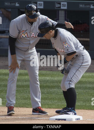 Miami Marlins, entraîneur de troisième Lenny Harris félicite Ichiro Suzuki sur son 3000ème succès au Coors Field de Denver le 7 août 2016. Ichiro devient le 30e joueur dans l'histoire de la ligue majeure d'enregistrer 3 000.hits. Photo par Gary C. Caskey/UPI Banque D'Images