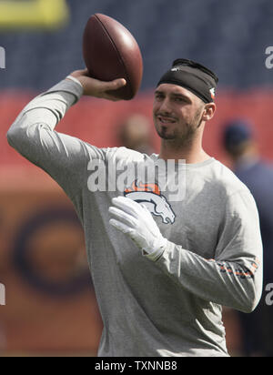 Denver Broncos choix de première ronde quart-arrière Paxton Lynch chauffe lors match pré-saison à trois sports Authority Field at Mile High à Denver le 27 août 2016. Photo par Gary C. Caskey/UPI Banque D'Images
