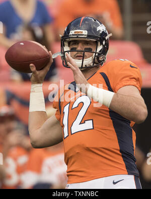 Denver Broncos choix de première ronde quart-arrière Paxton Lynch lance au cours de match pré-saison à trois sports Authority Field at Mile High à Denver le 27 août 2016. Photo par Gary C. Caskey/UPI Banque D'Images