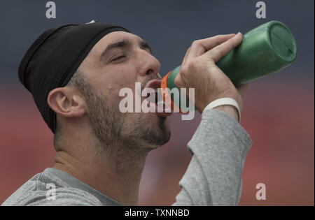 Denver Broncos choix de première ronde quart-arrière Paxton Lynch chauffe lors match pré-saison à trois sports Authority Field at Mile High à Denver le 27 août 2016. Photo par Gary C. Caskey/UPI Banque D'Images