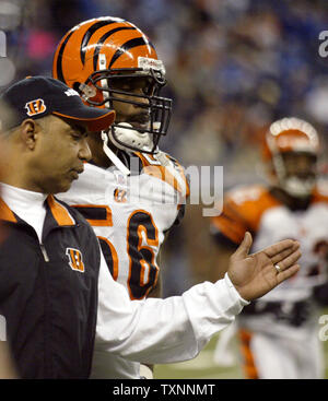 Cincinnati Bengals entraîneur en chef Marvin Lewis parle avec line backer Brian Simmons (56) après que la défense qu'un quatrième trimestre à l'exécution de toucher les Lions de Detroit, le 18 décembre 2005 au Ford Field de Detroit. (Photo d'UPI/Scott R. Galvin) Banque D'Images