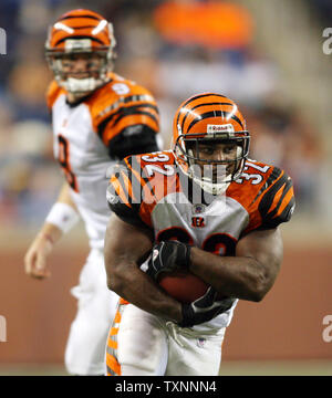 Cincinnati Bengals semestre retour Rudi Johnson (32) exécute la balle pour un touché au quatrième trimestre contre Detroit Lions le 18 décembre, 2005 au Ford Field de Detroit. Les Bengals défait les Lions 41-17 pour capturer l'AFC Championnat de la Division du Nord. (Photo d'UPI/Scott R. Galvin) Banque D'Images