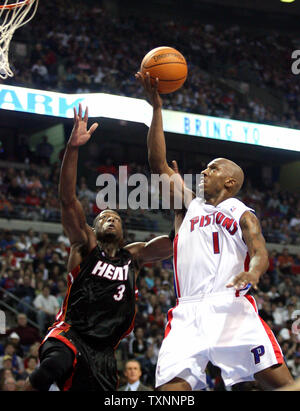 Garde Chauncey Billups Detroit Pistons (1) fait un layup que Miami Heat guard Dwyane Wade (3) tente de l'arrêter au troisième trimestre au Palace of Auburn Hills de Auburn Hills, MI, le 29 décembre 2005. Les Pistons défait la chaleur 106-101. (Photo d'UPI/Scott R. Galvin) Banque D'Images