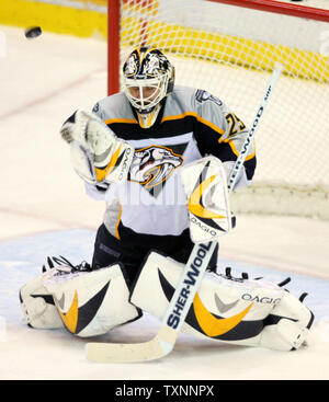 La rondelle rebondit sur le gardien Tomas Vokoun Nashville Predators de son enregistrer dans la deuxième période contre les Red Wings de Detroit au Joe Louis Arena de Detroit, MI, le 24 janvier 2006. (Photo d'UPI/Scott R. Galvin) Banque D'Images