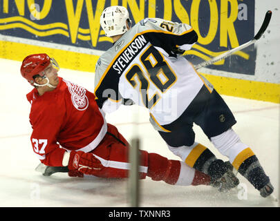 Red Wings de Detroit L'ailier droit Mikael Samuelsson (37) Voyages Nashville l'ailier gauche Jeremy Stevenson (28) qu'il tombe dans la deuxième période à la Joe Louis Arena de Detroit, MI, le 24 janvier 2006. (Photo d'UPI/Scott R. Galvin) Banque D'Images