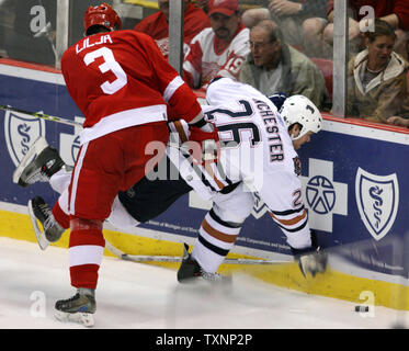 Edmonton Oilers l'ailier gauche Brad Winchester (26) tombe dans les conseils qu'il est déclenché par les Red Wings de Detroit le défenseur Andreas Lilja (3) dans la deuxième période à la Joe Louis Arena de Detroit, MI le 23 avril 2006. Les Oilers défait les Red Wings 4-2 dans le jeu deux de la première ronde des séries éliminatoires. (Photo d'UPI/Scott R. Galvin) Banque D'Images