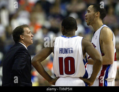 Detroit Pistons coach Flip Saunders parle avec protection Lindsey Hunter (10) et de l'avant Tayshaun Prince lors d'une pause dans le jeu contre les cavaliers de Cleveland au deuxième trimestre au Palace of Auburn Hills de Auburn Hills, MI, le 7 mai 2006. Les Pistons défait les Cavaliers 113-86 dans un jeu de la deuxième série de playoffs. (Photo d'UPI/Scott R. Galvin) Banque D'Images