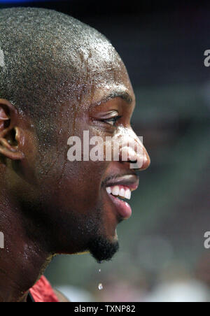 Gouttes de sueur le menton de Miami Heat guard Dwyane Wade après le match contre les Detroit Pistons au Palace of Auburn Hills de Auburn Hills, MI, le 23 mai 2006. La chaleur a défait les pistons 91-86 pour gagner le premier match de la finale de conférence de l'Est. (Photo d'UPI/Scott R. Galvin) Banque D'Images