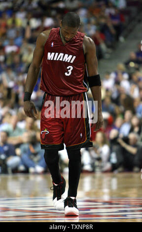 Miami Heat guard Dwyane Wade (3) Promenades sur le banc pour un temps mort dans le quatrième trimestre contre les Detroit Pistons au Palace of Auburn Hills de Auburn Hills, MI, le 25 mai 2006. Les Pistons défait la chaleur 92-88 dans le jeu deux des Finales de Conférence de l'est de lier la série. (Photo d'UPI/Scott R. Galvin) Banque D'Images