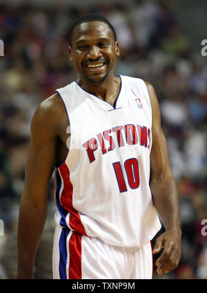 Detroit Pistons guard Lindsey Hunter (10) rit à appeler une faute au premier trimestre au Palace of Auburn Hills de Auburn Hills, MI, le 31 mai 2006. Les Pistons défait les Miami Heat 91-78 jeu pour gagner 5 des finales de conférence de l'Est. (Photo d'UPI/Scott R. Galvin) Banque D'Images