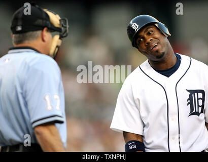 La pâte des Detroit Tigers Marcus Thames commentaires à l'arbitre John Hirschbeck accueil à propos d'un appelé la troisième grève sur lui dans la cinquième manche contre les Twins du Minnesota à Comerica Park à Detroit, Michigan, le 9 août 2006. Les Tigres ont perdu 4-3 aux jumeaux. (Photo d'UPI/Scott R. Galvin) Banque D'Images