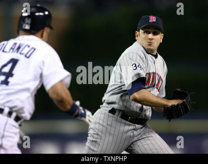 Le lanceur des Twins de Minnesota Juan Rincon court vers Detroit Tigers batter Placido Polanco de l'en sortir à la première base dans la huitième manche à Comerica Park à Detroit, Michigan, le 9 août 2006. Les Jumeaux a défait les Tigres 4-3. (Photo d'UPI/Scott R. Galvin) Banque D'Images