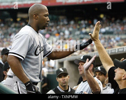 White Sox de Chicago's Jermaine Dye est félicité après avoir frappé un trois-contre les Tigers de Detroit en première manche à Comerica Park, à Détroit, Michigan le 23 août 2006. Les White Sox défait les Tigres 7-5. (Photo d'UPI/Scott R. Galvin) Banque D'Images