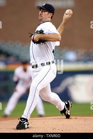 Le lanceur partant des Detroit Tigers Justin Verlander emplacements aux Rangers du Texas' Gary Matthews en première manche à Comerica Park, à Détroit, Michigan le 13 septembre 2006. Les Rangers ont battu les Tigres 11-3. (Photo par Scott R. Galvin) Banque D'Images