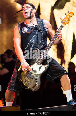 Le bassiste Rob Trujillo de groupe de heavy metal Metallica joue comme ils l'étape pyramide festival de Glastonbury. Glastonbury Festival of Contemporary Arts de la scène est le plus grand festival de musique au Royaume-Uni, attirant plus de 135 000 personnes chaque à Pilton, Somerset. Banque D'Images