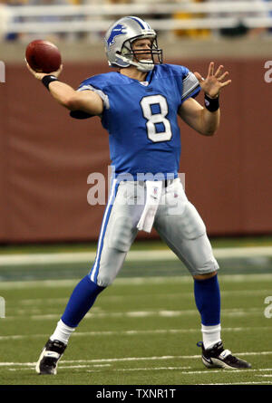 Detroit Lions quarterback Jon Kitna (8) fait une passe au premier trimestre contre les Packers de Green Bay au Ford Field de Detroit le 24 septembre 2006. Les Packers défait les Lions 31-24. (Photo d'UPI/Scott R. Galvin) Banque D'Images