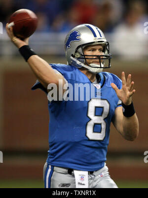 Detroit Lions quarterback Jon Kitna (8) lance la balle pour une première vers le bas contre les Packers de Green Bay au premier trimestre au Ford Field de Detroit le 24 septembre 2006. (Photo d'UPI/Scott R. Galvin) Banque D'Images