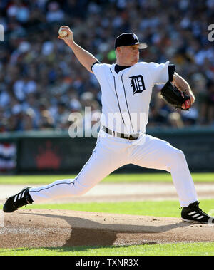 Le lanceur partant des Detroit Tigers Jeremy Bonderman emplacements à New York Yankees Johnny Damon de début de partie 4 de la Division de la ligue américaine à série Comerica Park à Detroit le 7 octobre 2006. (Photo d'UPI/Scott R. Galvin) Banque D'Images