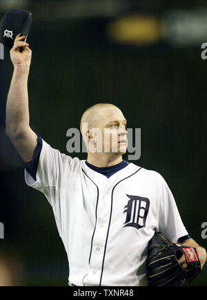 Le lanceur partant des Detroit Tigers Jeremy Bonderman agite sa hat pendant qu'il marche à la magistrature en neuvième manche pendant le jeu 4 de la Division de la ligue américaine à série Comerica Park à Detroit le 7 octobre 2006. Les Tigres défait les Yankees 8-3 pour passer à la série de championnat de la ligue américaine contre les Athletics d'Oakland. (Photo d'UPI/Scott R. Galvin) Banque D'Images