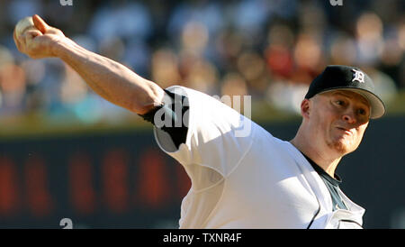 Le lanceur partant des Detroit Tigers Jeremy Bonderman emplacements à New York Yankees' Robinson Cano dans la troisième manche du Match 4 de la Division de la ligue américaine à série Comerica Park à Detroit le 7 octobre 2006. Les Tigres défait les Yankees 8-3 pour passer à la série de championnat de la ligue américaine contre les Athletics d'Oakland. (Photo d'UPI/Scott R. Galvin) Banque D'Images