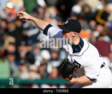 Le lanceur partant des Detroit Tigers Jeremy Bonderman jette à Oakland Athletics' Jason Kendall de commencer la partie 4 de la série de championnat de la ligue américaine à Comerica Park à Detroit le 14 octobre 2006. Les Tigres battre l'Athlétisme 6-3 pour balayer la série et l'avance pour la Série mondiale. (Photo d'UPI/Scott R. Galvin) Banque D'Images