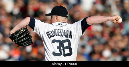 Le lanceur partant des Detroit Tigers Jeremy Bonderman emplacements à Oakland Athletics' Marco Scutaro dans la deuxième manche du Match 4 de la série de championnat de la ligue américaine à Comerica Park à Detroit le 14 octobre 2006. Les Tigres battre l'Athlétisme 6-3 pour balayer la série et l'avance pour la Série mondiale. (Photo d'UPI/Scott R. Galvin) Banque D'Images