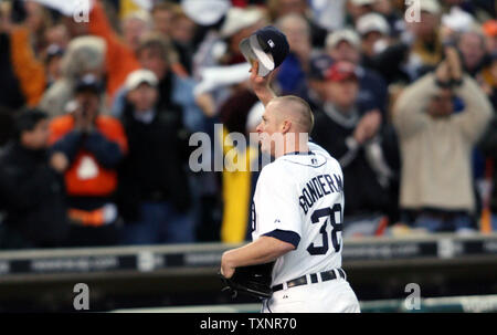 Le lanceur partant des Tigers de Detroit Jeremy Bonderman agite sa hat de fans pendant qu'il marche à l'étang-réservoir après avoir été tiré dans la septième manche du Match 4 de la série de championnat de la ligue américaine à Comerica Park à Detroit le 14 octobre 2006. Les Tigres battre les Athletics d'Oakland 6-3 pour balayer la série et l'avance pour la Série mondiale. (Photo d'UPI/Scott R. Galvin) Banque D'Images