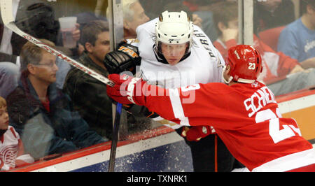 Anaheim Mighty Ducks droite Corey Perry est vérifié sur les cartes par des Red Wings de Detroit le défenseur Mathieu Schneider (23) dans la deuxième période à la Joe Louis Arena de Détroit le 2 janvier 2007. (Photo d'UPI/Scott R. Galvin) Banque D'Images