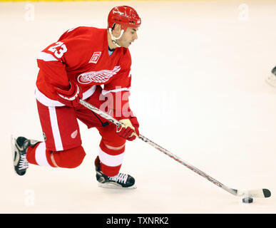 Red Wings de Détroit le défenseur Mathieu Schneider (23) Patins la rondelle sur la glace contre les Mighty Ducks d'Anaheim dans la deuxième période à la Joe Louis Arena de Détroit le 2 janvier 2007. Schneider a marqué le premier but des Red Wings contre les Mighty Ducks. (Photo d'UPI/Scott R. Galvin) Banque D'Images
