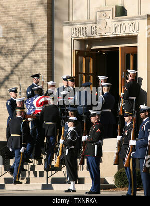 Le cercueil de l'ancien président Gerald R. Ford est porté dans la Grace Episcopal Church par le corps des forces armées pour la cérémonie funéraire à East Grand Rapids, Michigan, le 3 janvier 2007. (Photo d'UPI/Scott R. Galvin) Banque D'Images