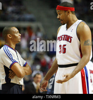 Detroit Pistons avant Rasheed Wallace (36) parle avec l'arbitre Michael Smith lors d'une pause au premier trimestre contre les Charlotte Bobcats au Palace of Auburn Hills de Auburn Hills, Michigan, le 10 janvier 2007. (Photo d'UPI/Scott R. Galvin) Banque D'Images