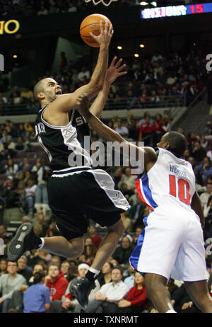 San Antonio Spurs Tony Parker garde (9) fait une mise en garde au-delà de Detroit Pistons Lindsey Hunter (10) dans le premier trimestre au Palace of Auburn Hills de Auburn Hills, Michigan, le 14 février 2007. (Photo d'UPI/Scott R. Galvin) Banque D'Images