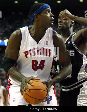 Centre de Detroit Pistons Chris Webber (84) essaie d'obtenir autour de San Antonio Spurs center Francisco Elson au troisième trimestre au Palace of Auburn Hills de Auburn Hills, Michigan, le 14 février 2007. Les Spurs défait les pistons 90-81. (Photo d'UPI/Scott R. Galvin) Banque D'Images