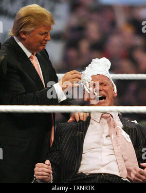 Donald Trump se rase la tête de Vince McMahon suite à la bataille de la correspondance pendant Wrestlemania 23 milliardaires au Ford Field de Detroit le 1 avril 2007. (Photos d'UPI/Scott R. Galvin) Banque D'Images