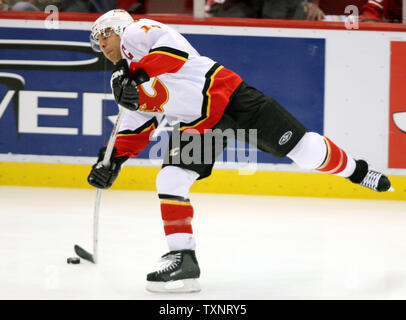 L'ailier droit des Flames de Calgary Jarome Iginla prend un coup sur le filet contre les Red Wings de Detroit dans la première période de jeu un des quarts de finale de la Conférence Ouest au Joe Louis Arena de Detroit le 12 avril 2007. (Photo d'UPI/Scott R. Galvin) Banque D'Images