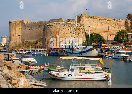 Bateaux amarrés dans le port de Kyrenia avec le château, Girne, République turque de Chypre du Nord. Banque D'Images