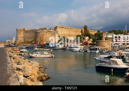 Bateaux amarrés dans le port de Kyrenia avec le château, Girne, République turque de Chypre du Nord. Banque D'Images