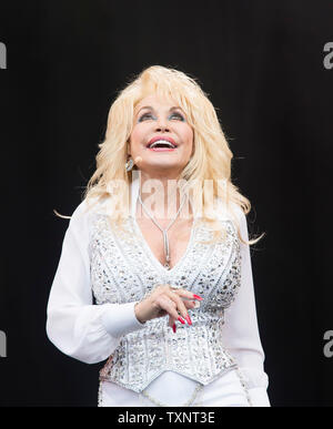 American country star Dolly Parton sur la Pyramide principale étape du festival de Glastonbury en 2014. Glastonbury Festival of Contemporary Arts de la scène est le plus grand festival de musique au Royaume-Uni, attirant plus de 135 000 personnes chaque à Pilton, Somerset. Banque D'Images