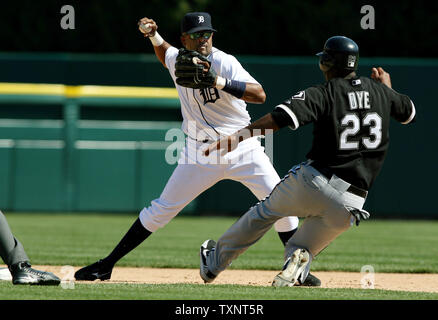 Tigers de Detroit court arrêt rend le Jeux video nintendo wii jeter à la première pour finir un double jeu après avoir obtenu des Chicago White Sox Jermaine Dye (23) dans le 10e manche à Comerica Park à Detroit le 22 avril 2007. Les Tigres défait les White Sox 6-5 en 12 manches. (Photo d'UPI/Scott R. Galvin) Banque D'Images