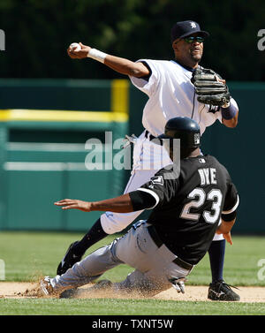 Tigers de Detroit court arrêt rend le Jeux video nintendo wii jeter à la première pour finir un double jeu après avoir obtenu des Chicago White Sox Jermaine Dye (23) dans le 10e manche à Comerica Park à Detroit le 22 avril 2007. Les Tigres défait les White Sox 6-5 en 12 manches. (Photo d'UPI/Scott R. Galvin) Banque D'Images