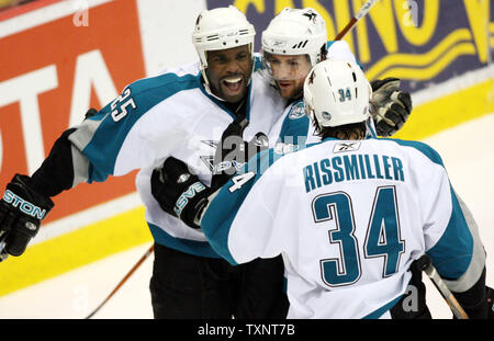 Les Sharks de San Jose de droite Mike Grier (25) célèbre son but avec ses coéquipiers Curtis Brown (C) et Patrick Rissmiller (34) dans la première période contre les Red Wings de Detroit lors d'un jeu de la Conférence de l'Ouest demi-finales au Joe Louis Arena de Detroit, le 26 avril 2007. (Photo d'UPI/Scott R. Galvin) Banque D'Images