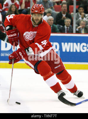 Red Wings de Detroit L'ailier droit Todd Bertuzzi (44) Patins la rondelle dans la zone défensive contre les Sharks de San Jose dans la troisième période jeu un des demi-finales de la Conférence Ouest au Joe Louis Arena de Detroit, le 26 avril 2007. Les requins a défait les Red Wings 2-0. (Photo d'UPI/Scott R. Galvin) Banque D'Images