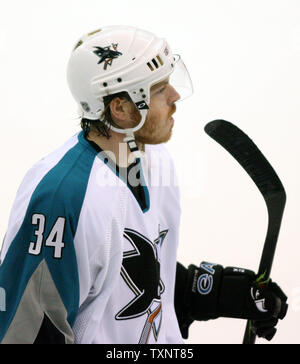 San Jose Sharks Patrick Rissmiller centre (34) Patins retour à la clôture de la première période contre les Red Wings de Detroit lors d'un jeu de la Conférence de l'Ouest demi-finales au Joe Louis Arena de Detroit, le 26 avril 2007. Les requins a défait les Red Wings 2-0. (Photo d'UPI/Scott R. Galvin) Banque D'Images