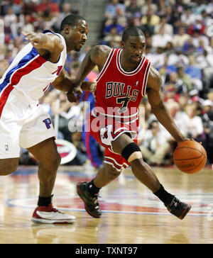 Chicago Bulls guard Ben Gordon (7) Detroit Pistons en dribblant guard Lindsey Hunter au deuxième trimestre au cours du jeu de la Conférence de l'Est deux demi-finales à l'Palace of Auburn Hills de Auburn Hills, Michigan, le 7 mai 2007. (Photo d'UPI/Scott R. Galvin) Banque D'Images