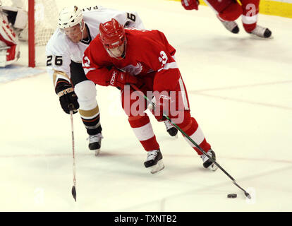 Centre de Detroit Red Wings Pavel Datsyuk (13) de la Russie les patins de rondelle d'Anaheim center Samuel Pahlsson (26) dans la deuxième période de jeu un des finales de conférence de l'Ouest à la Joe Louis Arena à Détroit le 11 mai 2007. (Photo d'UPI/Scott R. Galvin) Banque D'Images