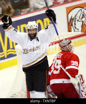 Le centre d'Anaheim Rob Niedermayer célèbre son but contre les Red Wings de Détroit le gardien Dominik Hasek (39) de la République tchèque dans la première période de deux jeu de la Conférence de l'Ouest finales au Joe Louis Arena de Detroit le 13 mai 2007. (Photo d'UPI/Scott R. Galvin) Banque D'Images